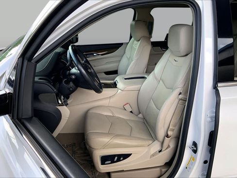 Used 2018 Cadillac Escalade Luxury AWD/4WD image 8