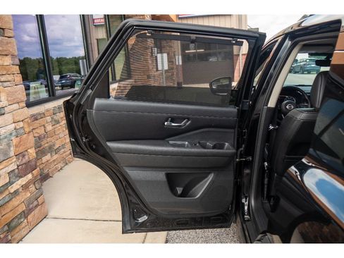 Used 2023 Nissan Pathfinder SL AWD/4WD image 16