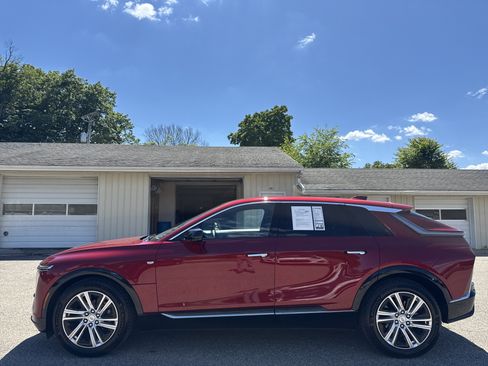 Used 2024 Cadillac Lyriq Tech AWD/4WD image 11