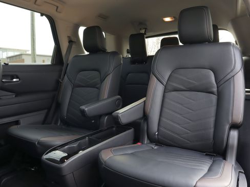 Used 2024 Nissan Pathfinder Platinum image 9