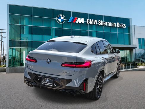 Used 2023 BMW X4 xDrive30i w/ M Sport Package AWD/4WD image 4