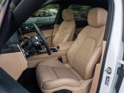 Certified 2023 Porsche Cayenne AWD/4WD image 5