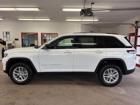 New 2025 Jeep Grand Cherokee Laredo X w/ Luxury Tech Group I AWD/4WD image 5