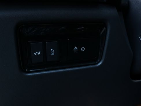 Used 2019 Jaguar F-PACE S image 32