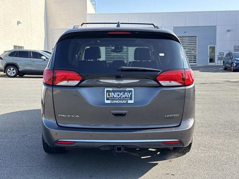 Used 2017 Chrysler Pacifica Limited FWD image 4