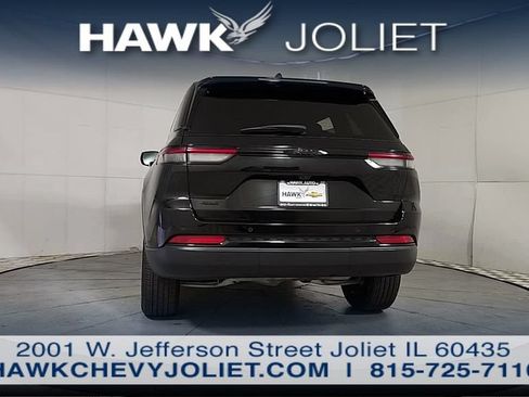 Used 2025 Jeep Grand Cherokee Altitude AWD/4WD image 5
