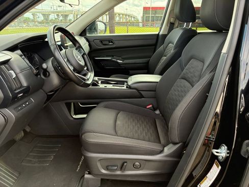 Used 2025 Nissan Pathfinder SV FWD image 24