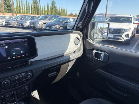 Used 2025 Jeep Wrangler Unlimited Sahara AWD/4WD image 34