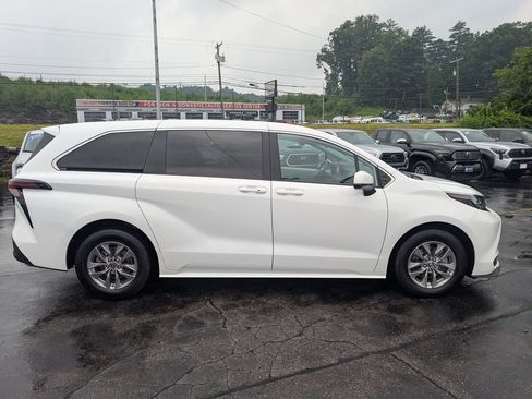 Used 2025 Toyota Sienna LE FWD image 9
