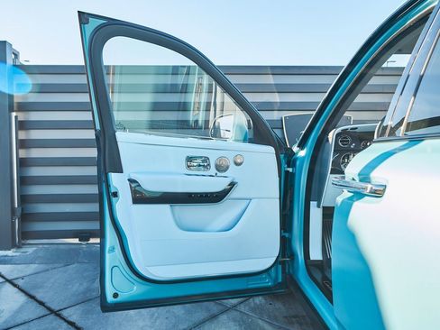 Used 2022 Rolls-Royce Cullinan Black Badge w/ Dark Exterior Package image 25