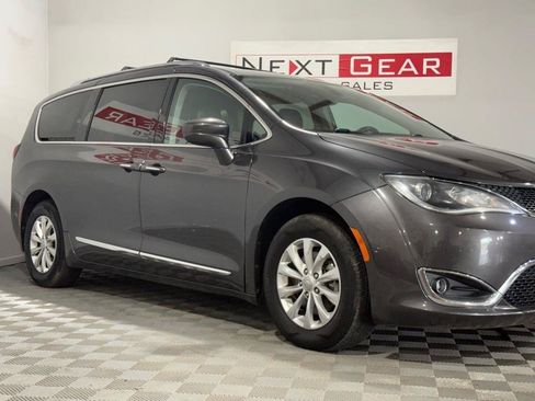 Used 2018 Chrysler Pacifica Touring-L FWD image 2