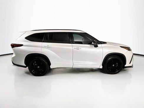 Used 2023 Toyota Highlander XSE AWD/4WD image 4