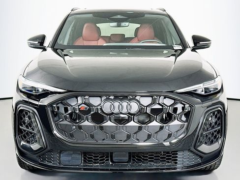 Used 2025 Audi SQ5 Prestige w/ Prestige Package AWD/4WD image 2