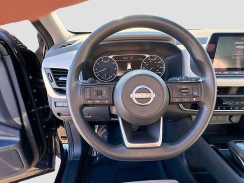 Used 2023 Nissan Rogue SV image 10