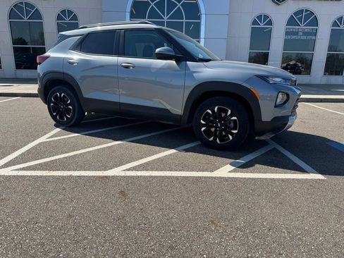 Used 2023 Chevrolet TrailBlazer LT w/ Convenience Package image 2