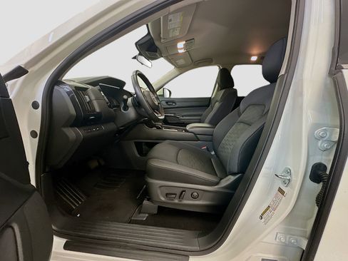 Used 2025 Nissan Pathfinder SV image 13