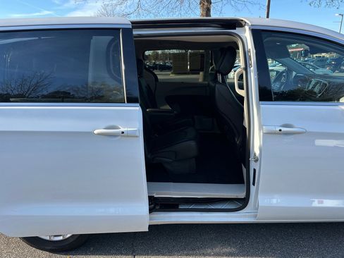 Used 2024 Chrysler Pacifica Touring-L image 15