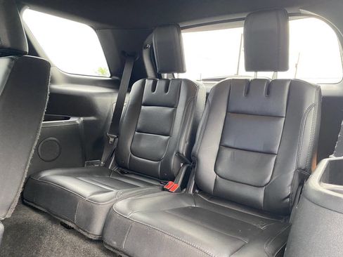 Used 2017 Ford Explorer XLT w/ Equipment Group 202A AWD/4WD image 16