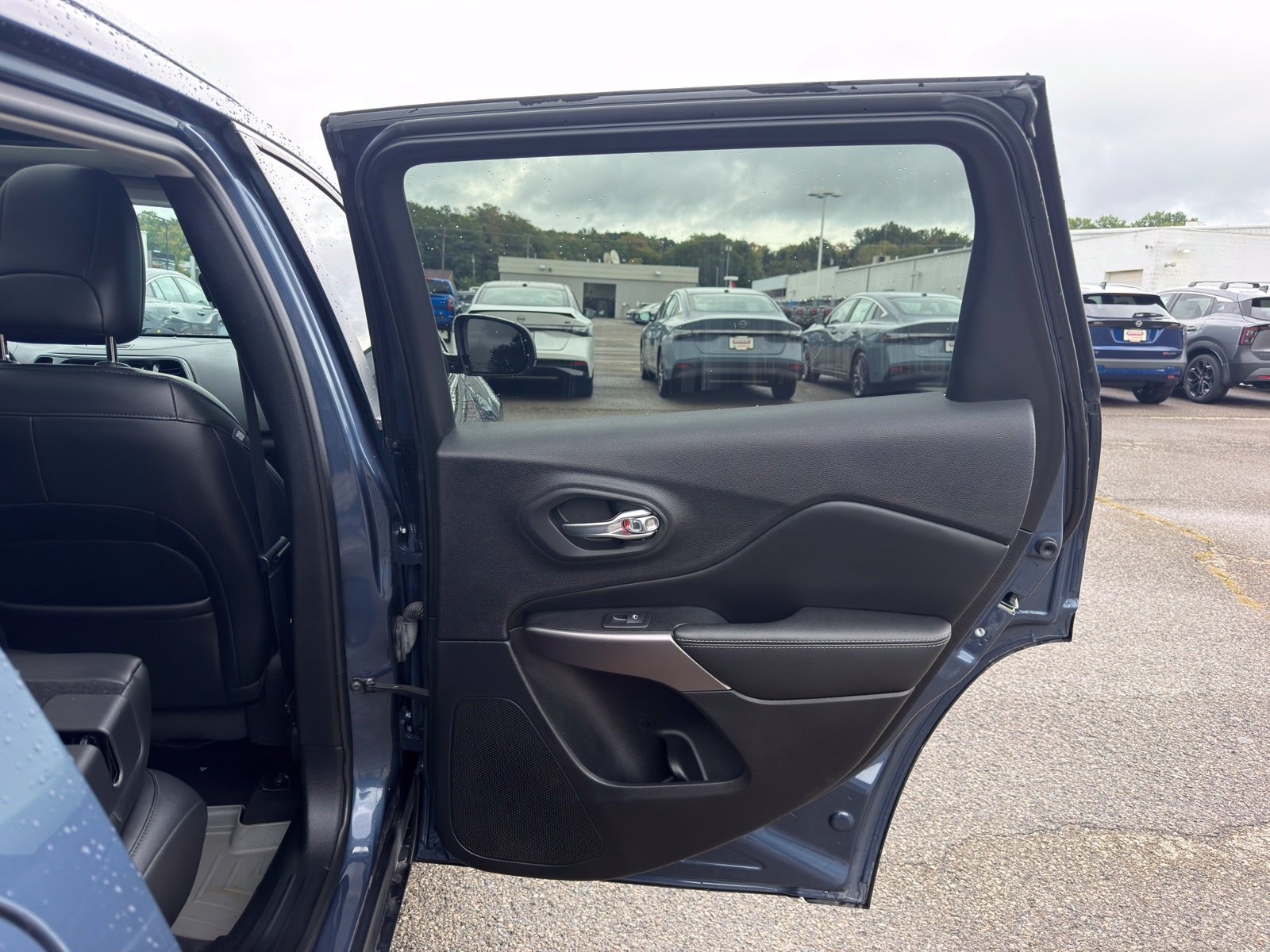 Used 2019 Jeep Cherokee Limited AWD/4WD image 36