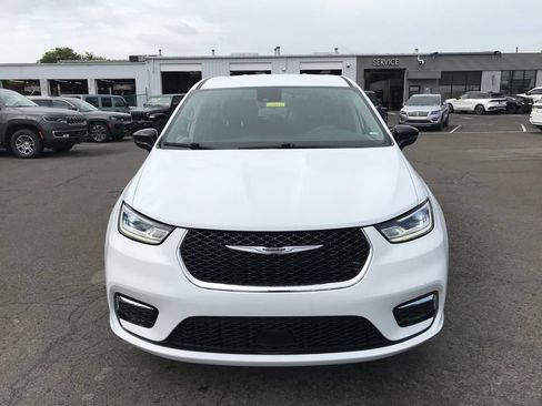 Used 2024 Chrysler Pacifica Touring-L FWD image 8