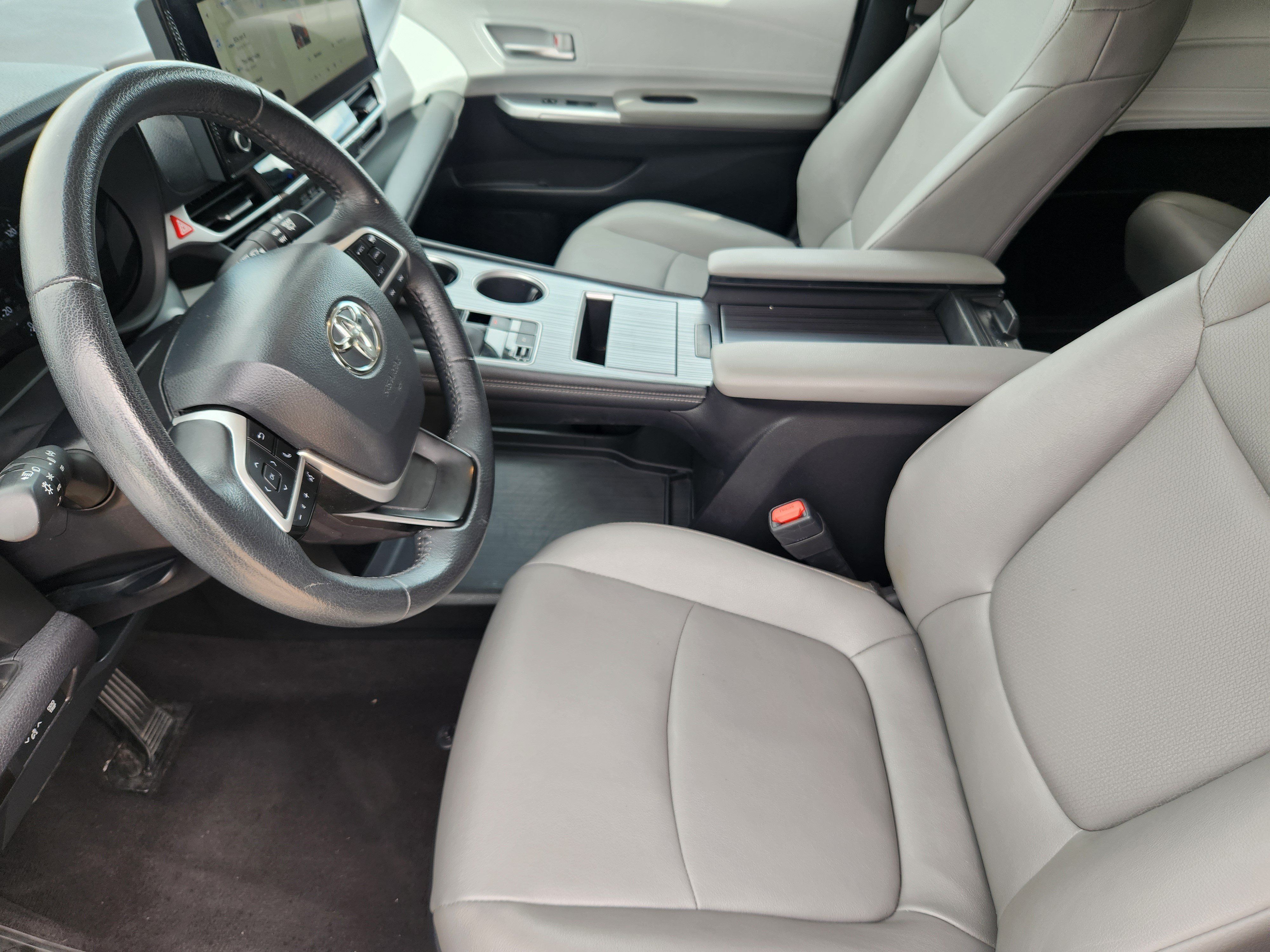 Used 2025 Toyota Sienna XLE FWD image 9