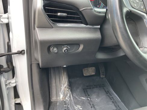 Used 2023 Chevrolet Traverse LT image 9