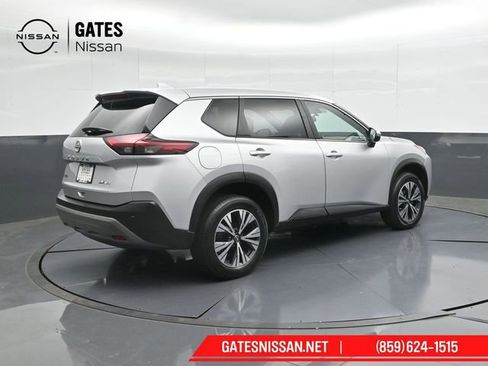 Used 2022 Nissan Rogue SV image 2