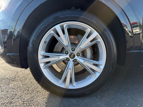 Used 2023 Audi Q8 Premium image 29