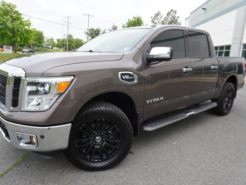 Used 2017 Nissan Titan SL AWD/4WD image 3