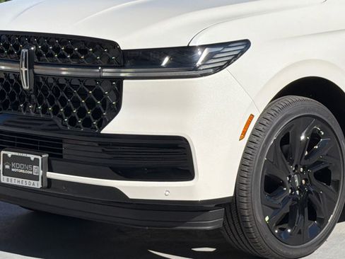 New 2026 Lincoln Navigator L Black Label AWD/4WD image 2