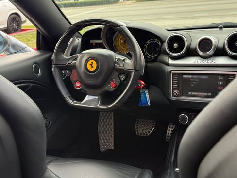 Used 2016 Ferrari California T RWD image 18
