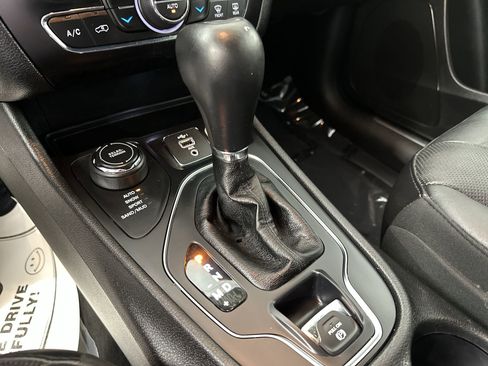 Used 2019 Jeep Cherokee High Altitude image 24