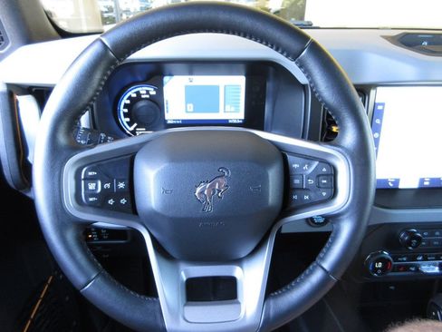 Used 2023 Ford Bronco Badlands w/ Sasquatch Package AWD/4WD image 13