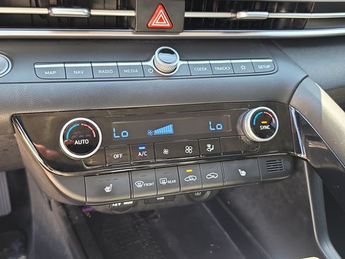 Used 2023 Hyundai Elantra Limited FWD image 25