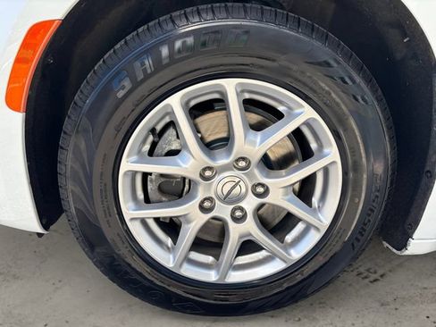 Used 2024 Chrysler Pacifica Touring-L FWD image 15