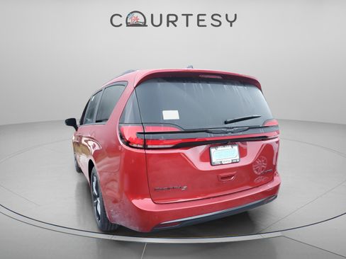 New 2026 Chrysler Pacifica Limited w/ Uconnect Theater Family Group image 3