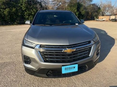 Used 2023 Chevrolet Traverse LT w/ Rear Camera Mirror Package image 3