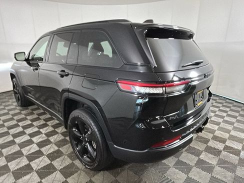 Used 2023 Jeep Grand Cherokee Limited w/ Black Appearance Package AWD/4WD image 5