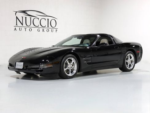 Used 2004 Chevrolet Corvette Coupe w/ Roof Package RWD image 1