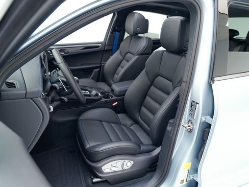 Certified 2026 Porsche Macan AWD/4WD image 5