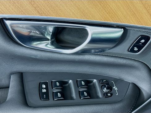 Used 2025 Volvo XC90 B6 Plus image 23