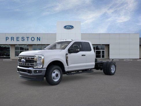 New 2026 Ford F350 XL w/ XL Chrome Package image 3