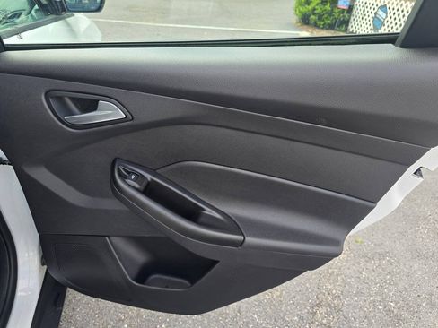 Used 2014 Ford Focus SE w/ Equipment Group 201A FWD image 16