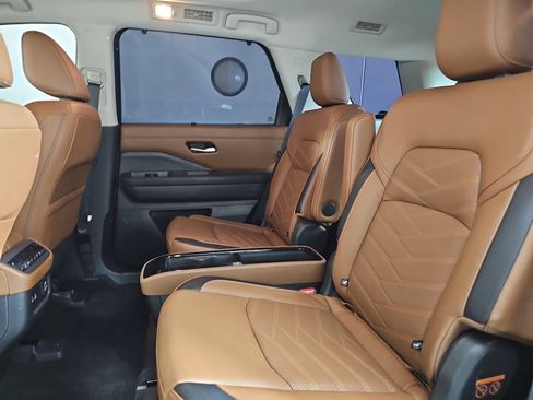 Used 2024 Nissan Pathfinder Platinum FWD image 13