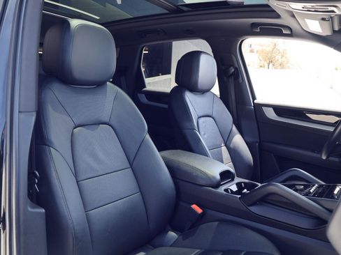 Certified 2024 Porsche Cayenne AWD/4WD image 24