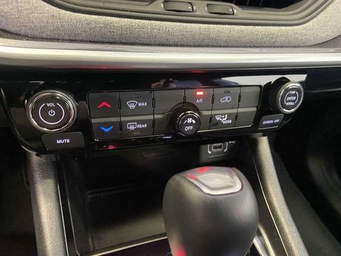 Used 2025 Jeep Compass Latitude image 25