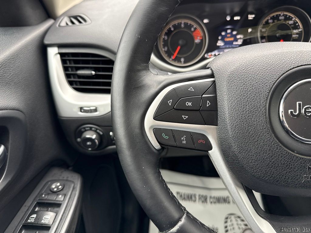 Used 2017 Jeep Cherokee Trailhawk AWD/4WD image 32