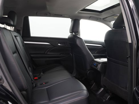 Used 2019 Toyota Highlander XLE AWD/4WD image 14