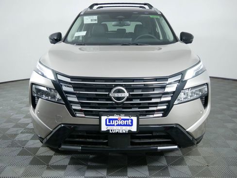 Used 2025 Nissan Rogue Platinum image 3