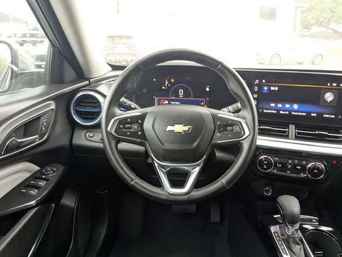 Used 2025 Chevrolet Trax LT w/ LT Convenience Package FWD image 24